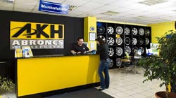 Gumiszerviz - munkafelvétel, kultúrált váróterem, kávé, tv várja az ügyfeleket. Minden munkafolyamat a kamerákon figyelemmel követhető. Az ügyféltérben Continental, Barum, Sportiva választékunk is megtekinthető.