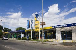Abroncs Kereskedőház, Megyeri út 15 Főbejárati portál, üzlet, parkoló bejárat az udvarra. A Michelin táblája és a Falken vidám lobogója csalogatja az ügyfeleket, az európai szinvonalú szervizbe! A gumi.hu-n vásárolt abroncsait itt ingyenesen, dímentesen átveheti, így szállítási költséget spórolhat!