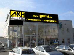 Prémium abroncsok, Michelin, Falken, Bridgestone, Pirelli, Goodyear, Continental, Sportiva, Infinity nyárigumi téligumi forgalmazása. Szerviz és telephely. A homlokzaton a www.gumi.hu felirat, ahol a web-oldalon van gumikereső is.