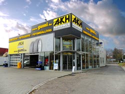 AKH Gumiszerviz - III. ker. Batthyány utca 70. szerviz front oldala a Batthyány utca irányából. gumi.hu logós látványterv. A gumi.hu-n vásárolt abroncsait itt ingyenesen, dímentesen átveheti, így szállítási költséget spórolhat!