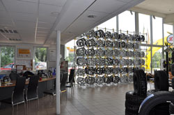 Prémium abroncsok, Michelin, Falken, Bridgestone, Pirelli, Goodyear, Continental, Sportiva, Infinity nyárigumi téligumi forgalmazása. Szerviz és telephely. A homlokzaton a www.gumi.hu felirat, ahol a web-oldalon van gumikereső is.