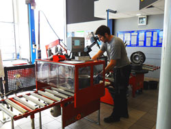 Prémium abroncsok, Michelin, Falken, Bridgestone, Pirelli, Goodyear, Continental, Sportiva, Infinity nyárigumi téligumi forgalmazása. Szerviz és telephely. A homlokzaton a www.gumi.hu felirat, ahol a web-oldalon van gumikereső is.