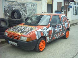 Az üzlet bejárata: gumiabroncsok forgalmazása: Infinity, Kléber, Sportiva, Falken, Pirelli, Michelin, akár azonnal raktárról!