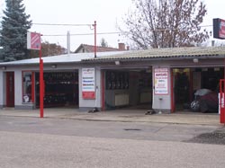 Gumi Villa Kft. Nézet az utca irányából. Gumi forgalmazás, szerelés, javítás.