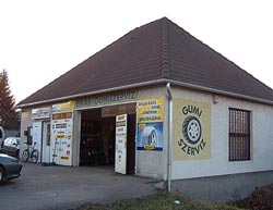 Bejárat a gumi szervizbe. Gumiabroncsok értékesítése: Falken, Infinity, Sportiva és más márkás prémium termékek. Gumi szerelés, javítás. A gumi.hu-n vásárolt abroncsait itt ingyenesen, dímentesen átveheti, így szállítási költséget spórolhat!